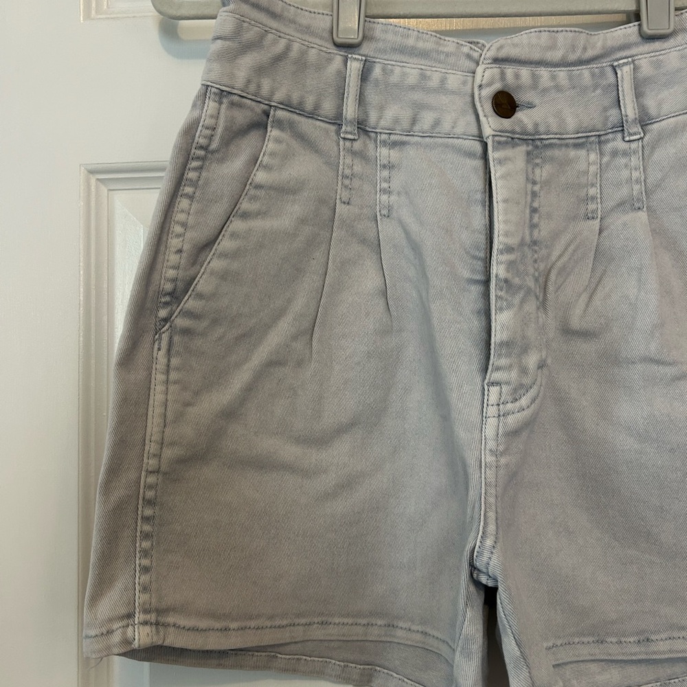 Faherty Women’s High-Rise Denim Pleated Shorts in Light Blue - Picture 2 of 9